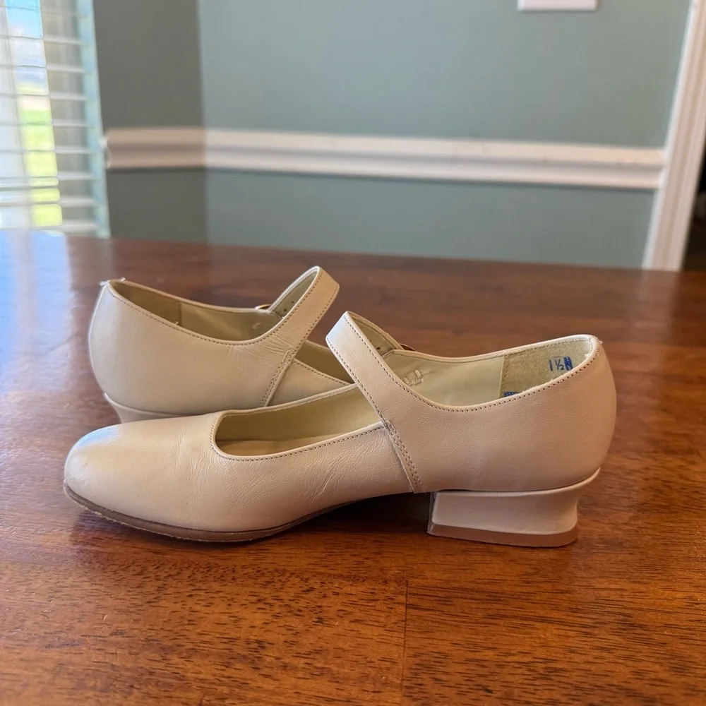 Vintage 90s Mollie Munro Cream Mary Jane Low Heel Shoes Gold Buckle size 1.5